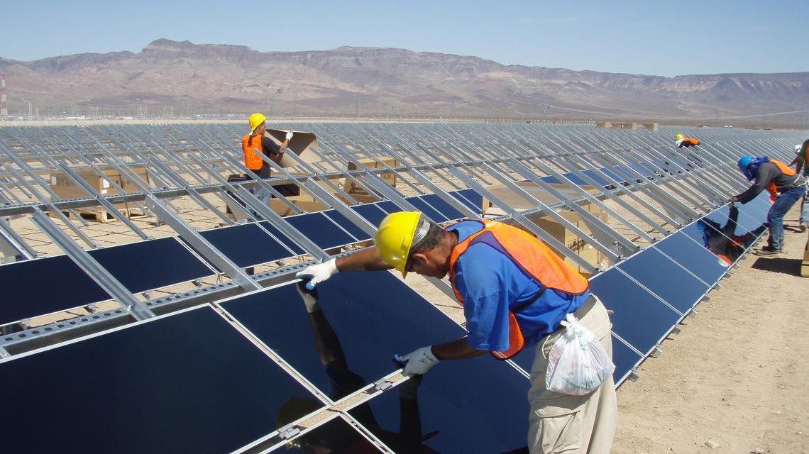 Sempra团队成员在博尔德市的铜山建造公司的第一个太阳能电池板场, Nevada, USA